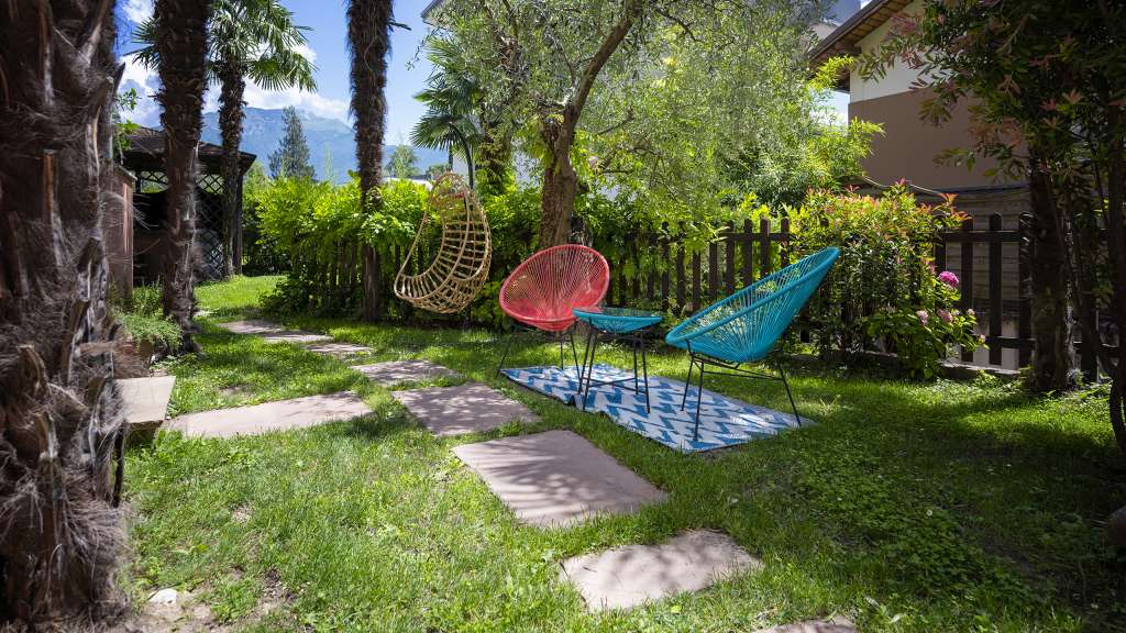 Villa-Bellaria-Bed-and-Breakfast-Riva-del-Garda-giardino-colazione-1-DSC0744