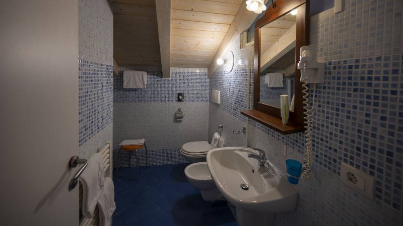 Villa-Bellaria-Bed-and-Breakfast-Riva-del-Garda-Dachboden-Badezimmer-DSC0992
