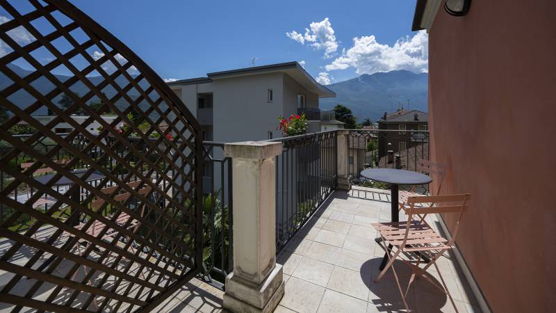 Villa-Bellaria-Bed-and-Breakfast-Riva-del-Garda-camera-matrimoniale-terrazzo-2-DSC0728