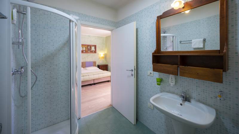 Villa-Bellaria-Bed-and-Breakfast-Riva-del-Garda-camera-matrimoniale-bagno-3-DSC0715